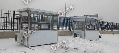  雪景中的不锈钢岗亭